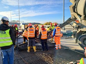 Pokládka UHPC betonu na Barrandovském mostě. Foto: TSK