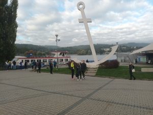 Běžci čekají až je pustí na parník mimořádných spojů. Foto: Lukáš Klíma