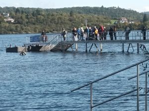 Cestující čekající na náhradní lodní dopravu v přístavišti Kozí Horka. Foto: Lukáš Klíma