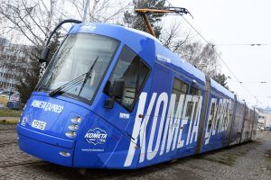 Tramvaj propagující Kometu Brno.
Zdroj: Kometa Brno