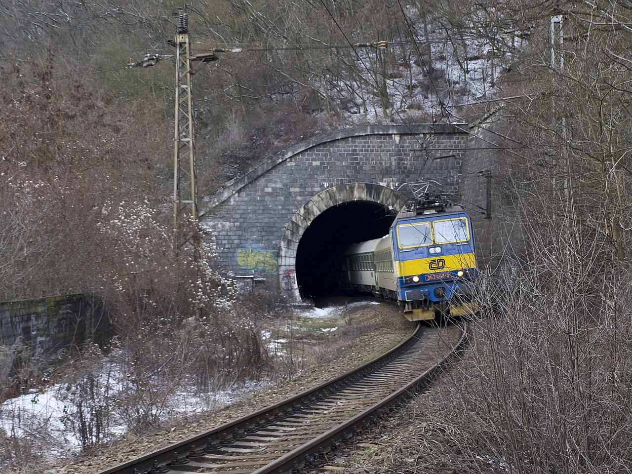 Chuchelský tunel navazující na Branický most. Foto: Honza Groh (Jagro), CC BY-SA 3.0, via Wikimedia Commons