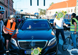 Agresivní řidič najíždějící do hromadné cyklojízdy v Brně. Foto: Brno na kole