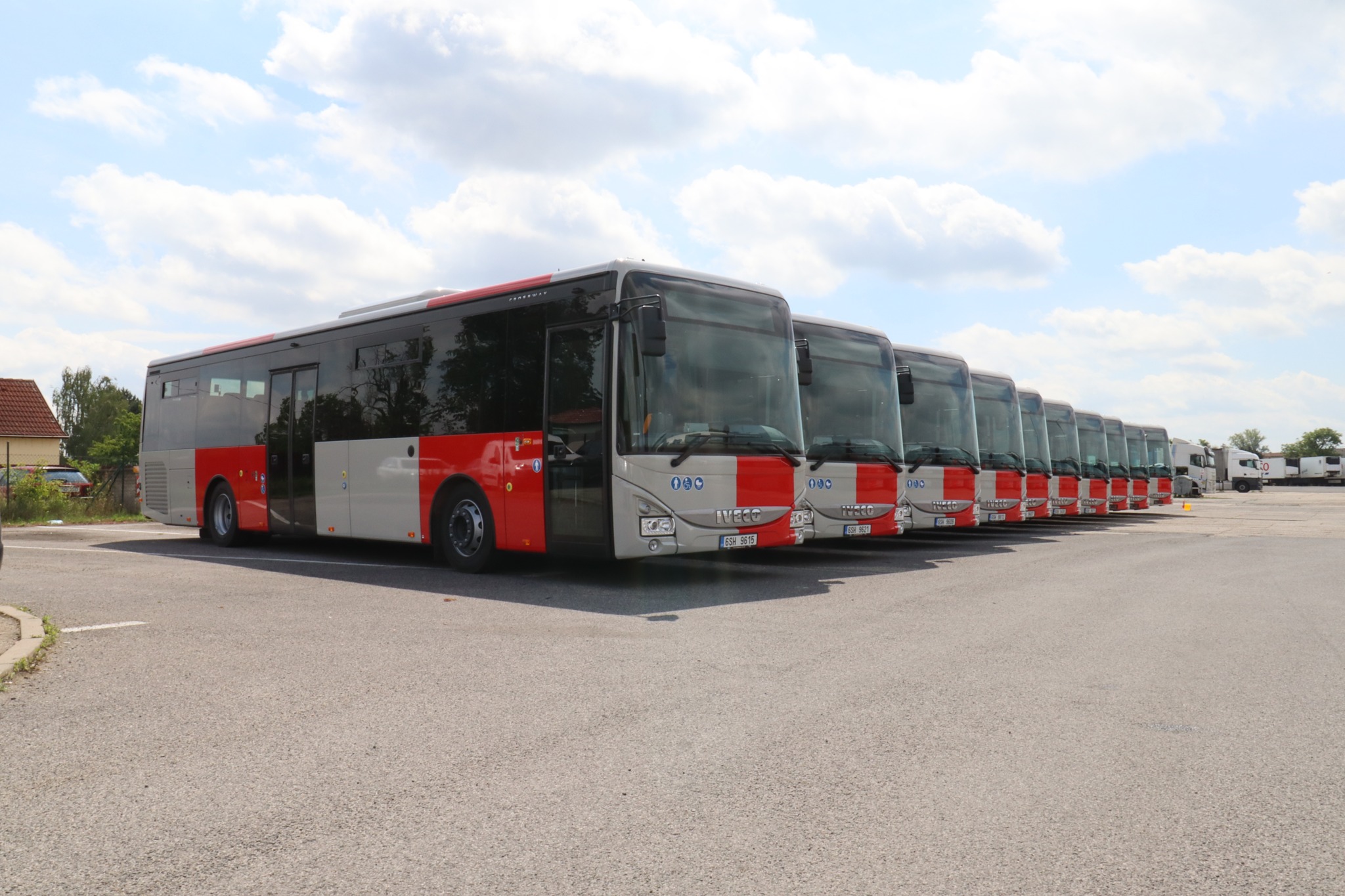 Autobusy Iveco Crossway v barvách PID. Foto: ČSAD Střední Čechy