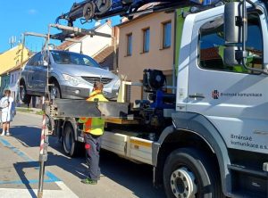 Odtah vraků z Geislerovy ulice v Brně - Židenicích. Foto: Jana Šťastná / X.com