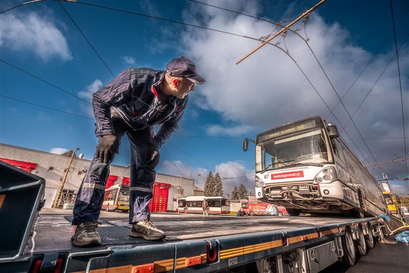 Nakládka vyřazených trolejbusů z Jihlavy pro Ukrajinu. Foto: jihlava.cz