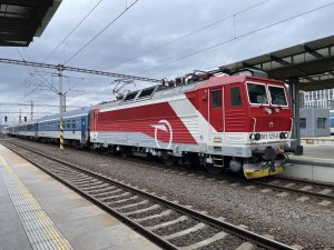 Lokomotiva 361 ZSSK s vozy dopravce České dráhy (ČD). Foto: Zdopravy.cz / Vojtěch Očadlý