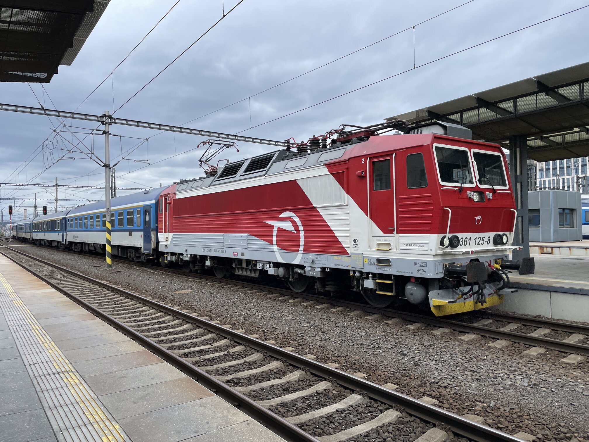Lokomotiva 361 ZSSK s vozy dopravce České dráhy (ČD). Foto: Zdopravy.cz / Vojtěch Očadlý