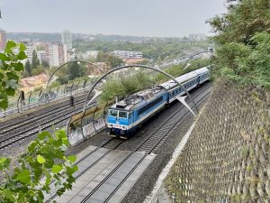 Lokomotiva 163 na vlaku dopravce České dráhy (ČD) projíždějící přes Nové spojení. Foto: Zdopravy.cz / Vojtěch Očadlý