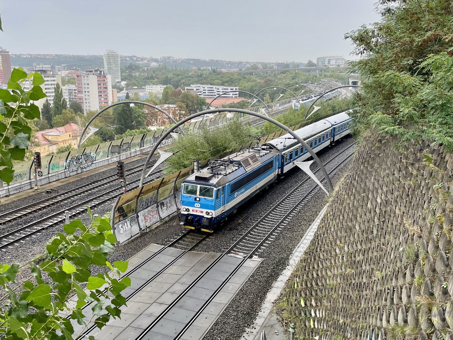 Lokomotiva 163 na vlaku dopravce České dráhy (ČD) projíždějící přes Nové spojení. Foto: Zdopravy.cz / Vojtěch Očadlý