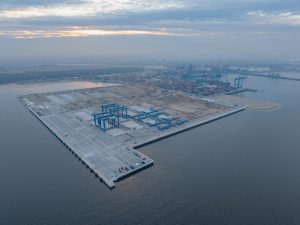 Umělý ostrov tvořící terminál T3 gdaňského přístavu Baltic Hub. Foto: Budimex