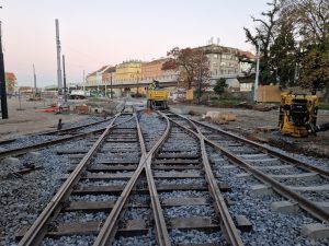 Nová výhybka a kolejová spojka tramvajové smyčky u Výstaviště.  Foto: Zdopravy.cz / Jan Nevyhoštěný