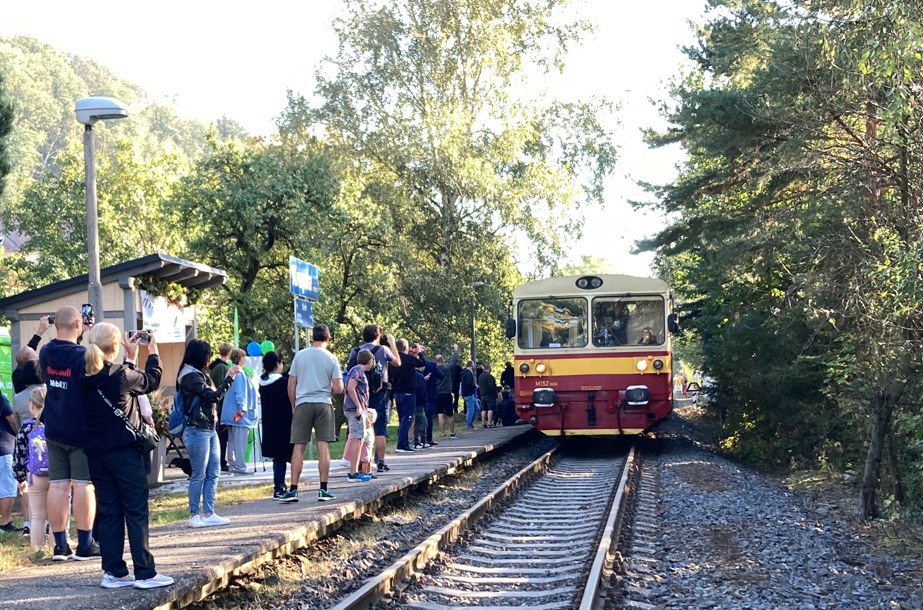 Příjezd vlaku do zastávky Krupka město letos v září. Foto: Město Krupka