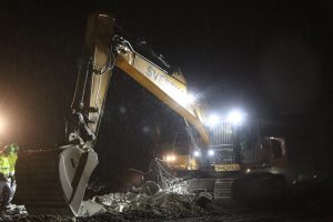 Noční demolice mostu přes D10 u Kosmonost. Foto: Pavel Švestka s.r.o.