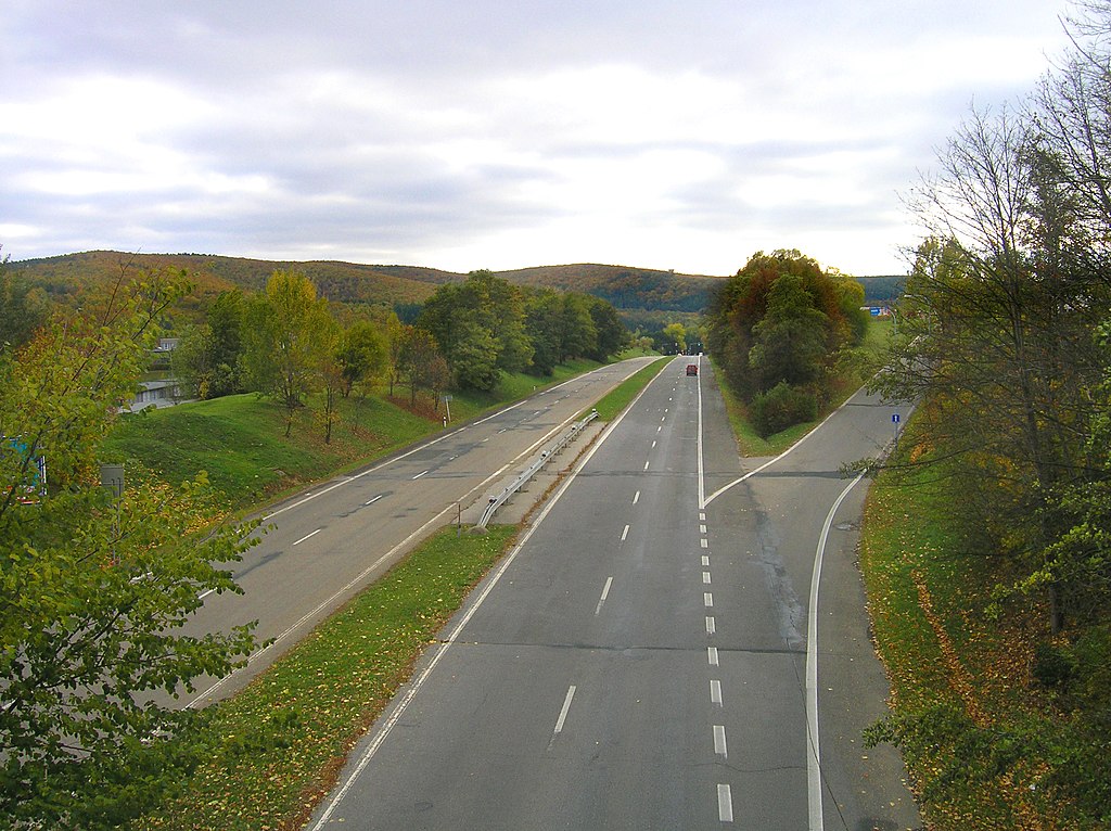 Tzv. Stará dálnice v Bystrci, která by měla být přestavěna na I/73. Foto: Packa / Wikimedia Commons