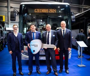 Elektrobus Iveco Crossway, předávka firmě Comett Plus. Pramen: Iveco Bus