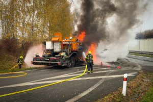 Požár stroje pro asfaltování na D48 ve Frýdku-Místku.
Zdroj: HZS MSK