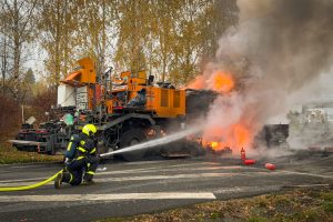 Požár stroje pro asfaltování na D48 ve Frýdku-Místku.
Zdroj: HZS MSK