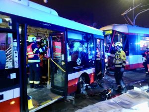 Nehoda autobusu a tramvaje v Praze. Zdroj: Hasiči Praha