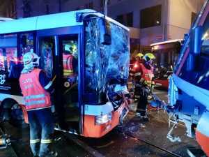 Nehoda autobusu a tramvaje v Praze. Zdroj: Hasiči Praha