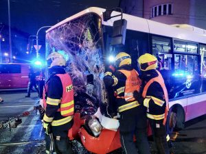 Nehoda autobusu a tramvaje v Praze. Zdroj: Hasiči Praha