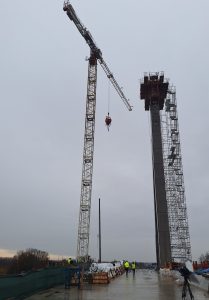 Stavba největšího lanového mostu v ČR na obchvatu Pardubic. Foto: ŘSD