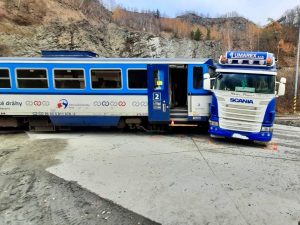 Střetnutí vlaku s nákladním automobilem v Jakubčovicích nad Odrou. Foto: Hasiči SŽ