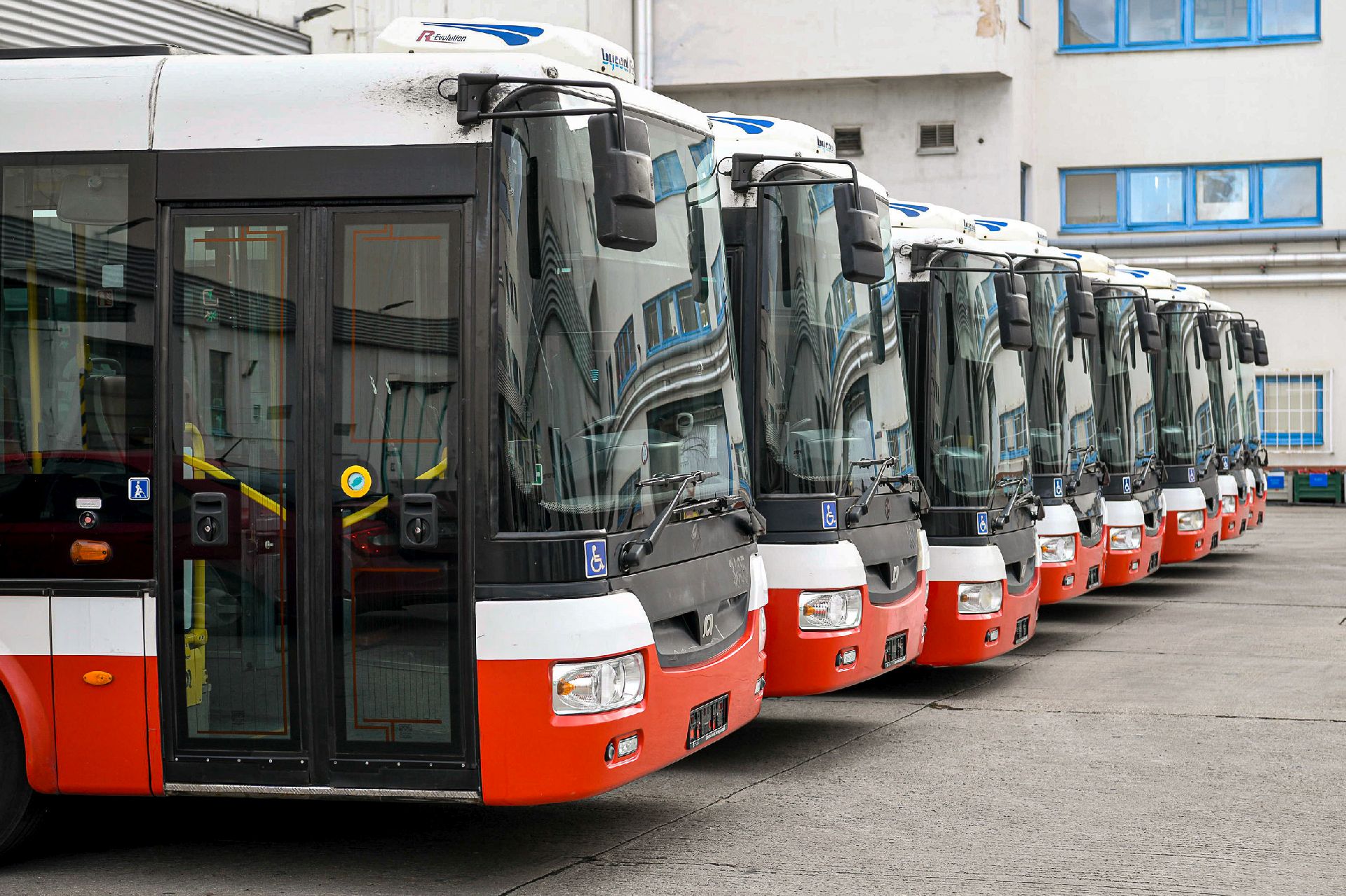 Dopravní podnik hl. m. Prahy (DPP) ve spolupráci s hlavním městem Prahou daroval na Ukrajinu další vyřazené autobusy. Foto: DPP/Václav Holič