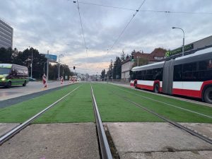 Zelený pás z umělé trávy na Palackého ulici v Brně. Foto: Brno.eu