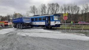 Střetnutí vlaku s nákladním automobilem v Jakubčovicích nad Odrou. Foto: Hasiči SŽ