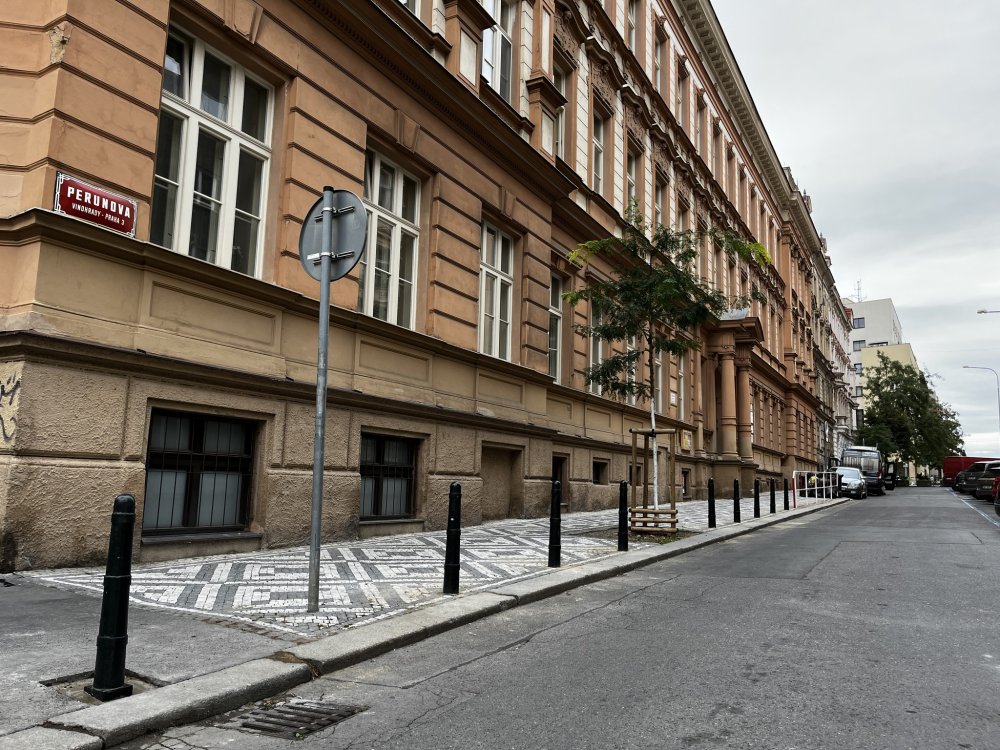 Antiparkovací sloupky v pražské Perunově ulici. Foto: Praha 3