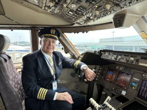 Slavomír Pískatý v kokpitu Boeingu 747. Foto: Archiv S. Pískatého