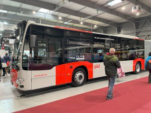 Kloubový autobus Mercedes-Benz v barvách PID pro ČSAD Benešov. Foto: Jan Sůra / Zdopravy.cz