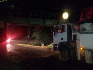 Most na trati 200 u Čimelic poškodil nákladní vůz s betonovou pumpu. Pramen: Policie ČR