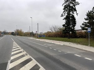 Autobusová zastávka Nová Ves,  u dálnice. Foto: Ondřej Kubala