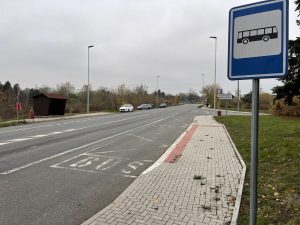 Autobusová zastávka Nová Ves, u dálnice. Foto: Ondřej Kubala