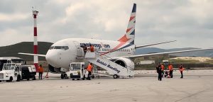 Boeing 737-700 po přistání na Skyrosu. Foto: Skyros Travel