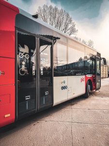 Autobus Setra 515 společnosti Umbrella City Lines pro PID. Foto: Umbrella