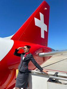 Zuzana Kokindová před letadlem Embraer E195 Helvetic Airways. Foto: archiv Z. Kokindové