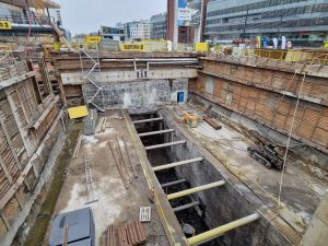 Obnažené tunely metra C mezi kterými povede dolů přestupní eskalátorový tunel. Foto: Zdopravy.cz / Jan Nevyhoštěný