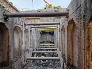 Obnažené tunely metra C mezi kterými povede dolů přestupní eskalátorový tunel. Foto: Zdopravy.cz / Jan Nevyhoštěný