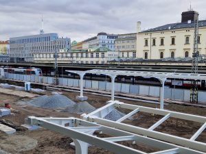 Pokračující výstavba nových nástupišť pražského Masarykova nádraží. Foto: Zdopravy.cz / Jan Nevyhoštěný