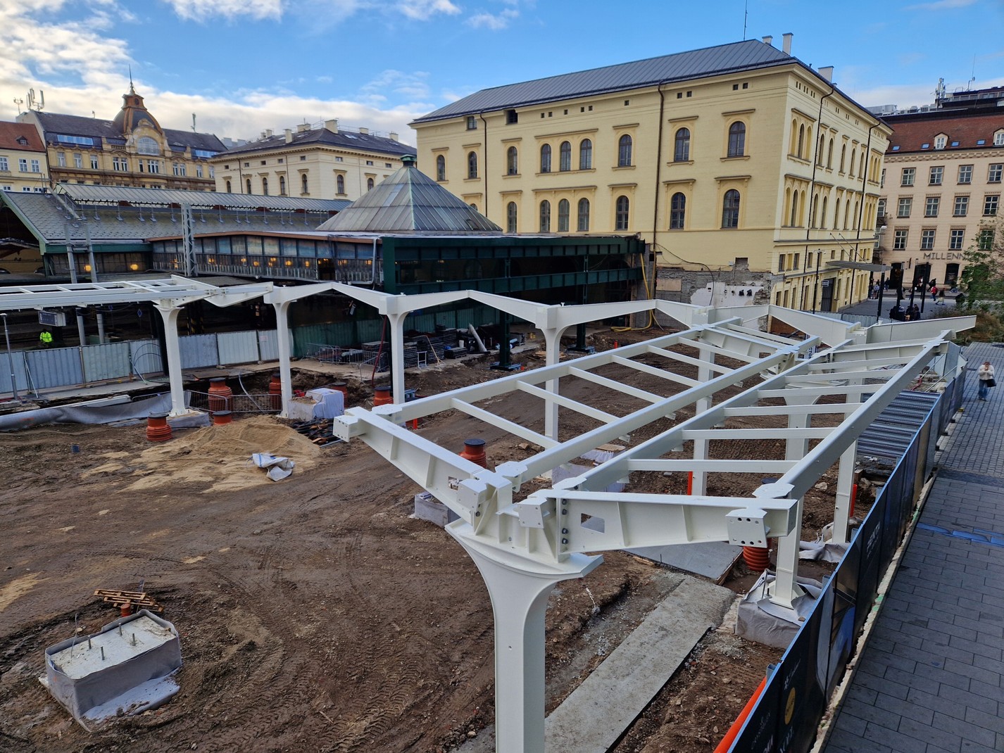 Pokračující výstavba nových nástupišť pražského Masarykova nádraží. Foto: Zdopravy.cz / Jan Nevyhoštěný