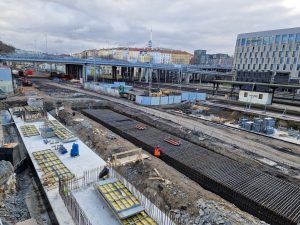 Pokračující výstavba nových nástupišť pražského Masarykova nádraží. Foto: Zdopravy.cz / Jan Nevyhoštěný