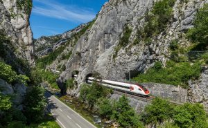 RABDe 500 037 švýcarský drah SBB mezi Delémont a Moutier, Švýcarsko. Foto: David Gubler