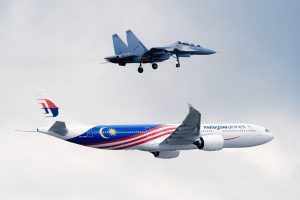 Airbus A330neo letecké společnosti Malaysia Airlines v doprovodu stíhacího letounu.
Zdroj: Malaysia Airlines