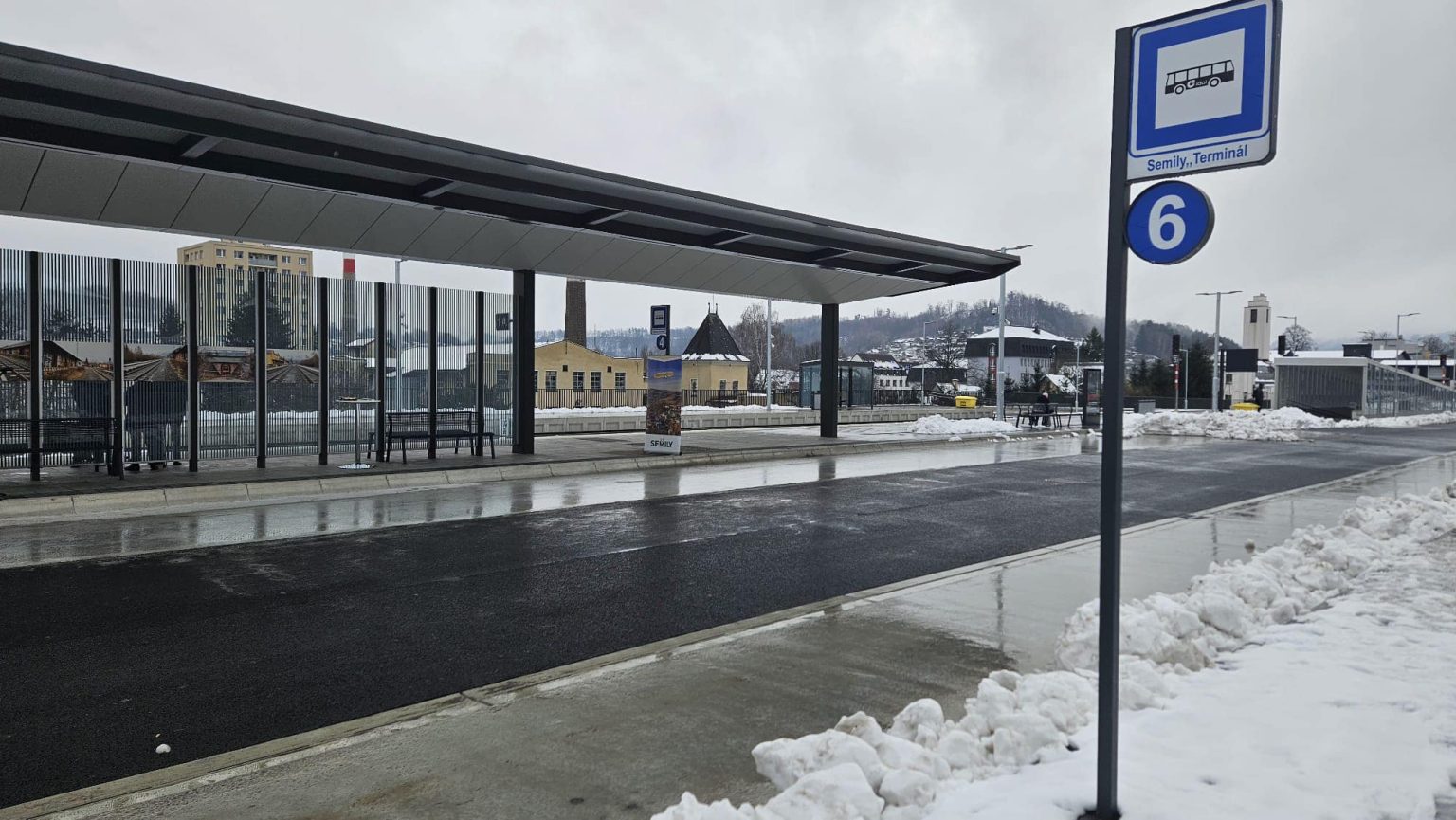 Z autobusu přímo na vlak. Semily mají nový terminál, staré autobusové ...