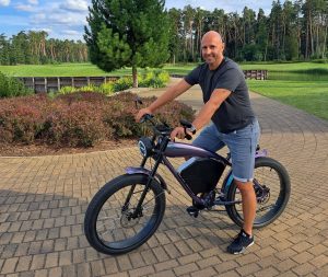 Hokejista Martin Ručinský na elektrokole E-CAFE BIKE. Pramen: E-CAFE BIKE