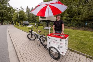 Elektrokolo E-CAFE BIKE s informačním vozíkem v Jihlavě. Pramen: E-CAFE BIKE