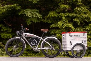 Elektrokolo E-CAFE BIKE s informačním vozíkem v Jihlavě. Pramen: E-CAFE BIKE