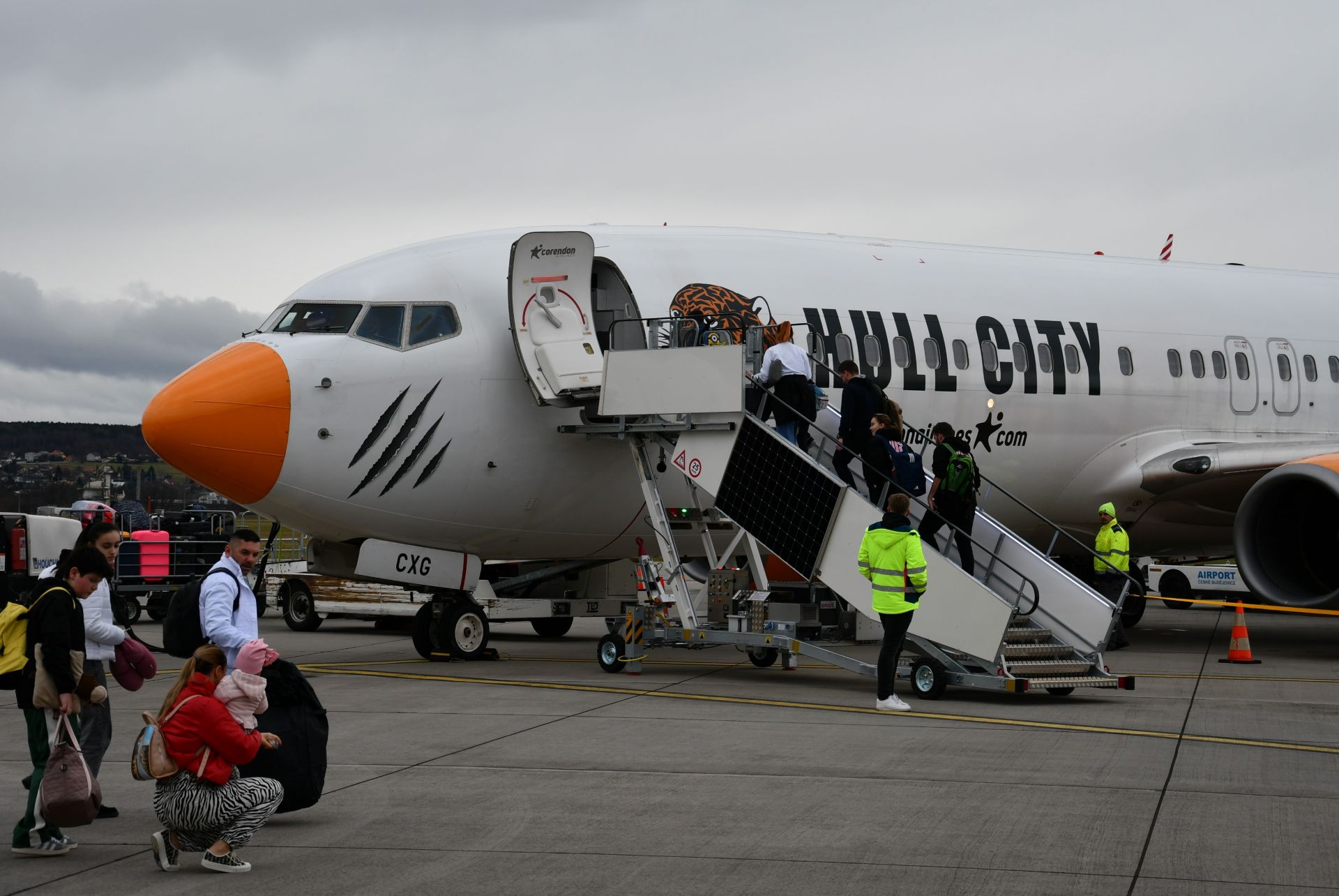 Boeing 737 společnosti Corendon Airlines a první pasažéři z Budějovic do Hurghady. Pramen: Jihočeský kraj